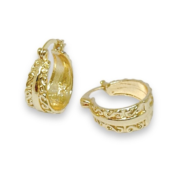 Elegant Gold Hoop Earrings - Picture 3 of 3